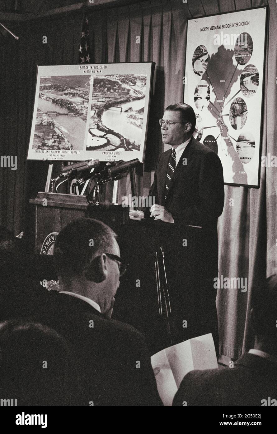 Il Segretario della Difesa statunitense Robert McNamara alla conferenza stampa sull'inizio della guerra in Vietnam. STATI UNITI. 26 aprile 1965 Foto Stock