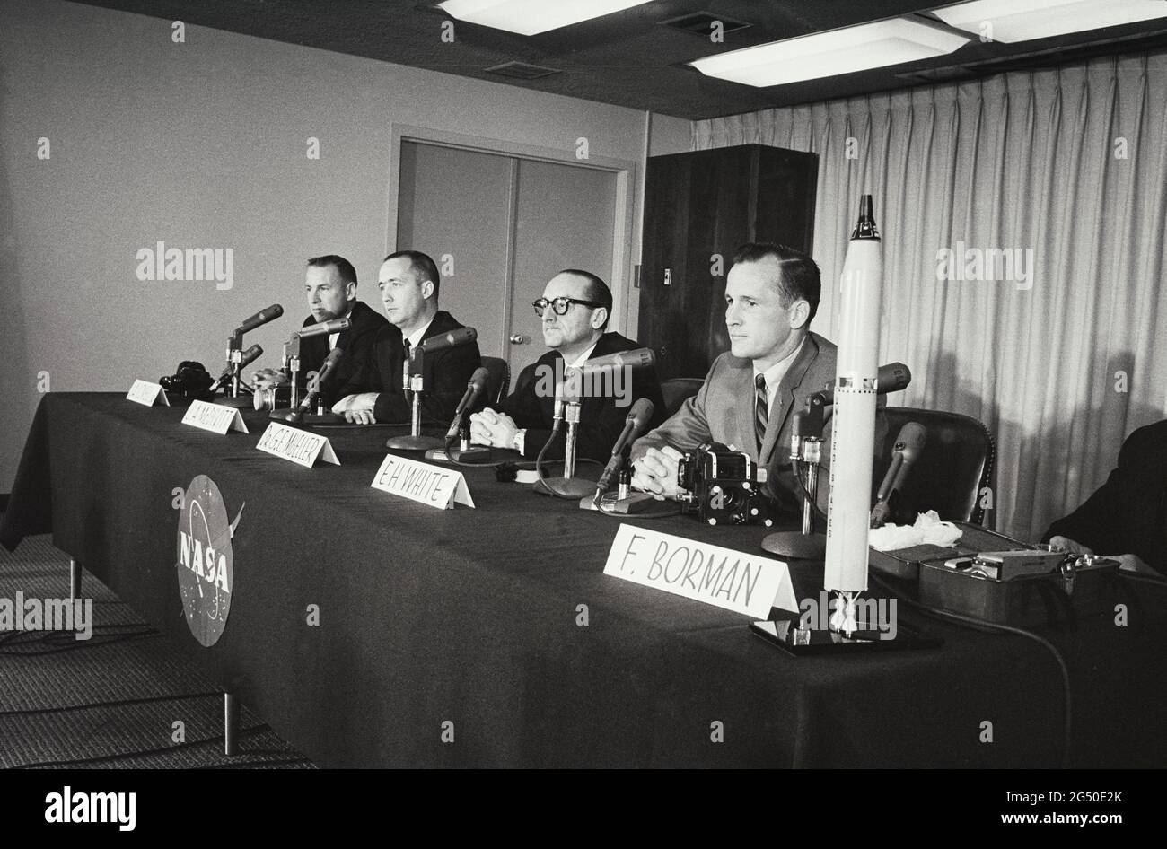Astronauti americani J.A. Lovell jr., J.A. McDivitt, dr. G.E. Mueller, E.H. Whiteand e F. Borman alla NASA briefing. STATI UNITI. 1965 aprile 29 Foto Stock