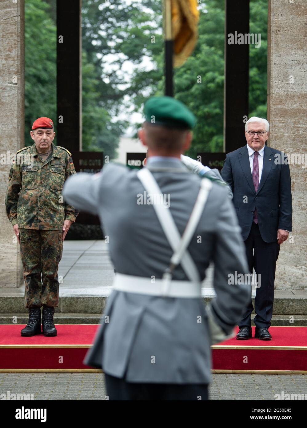 24 giugno 2021, Berlino: Il presidente federale Frank-Walter Steinmeier (r) visita il comando dei compiti territoriali della Bundeswehr a Berlino, dove viene accolto con onori militari alla presenza del comandante, il generale maggiore Carsten Breuer (l). Durante la pandemia di Corona, fino a 15,000 soldati hanno fornito contemporaneamente sostegno alle autorità e alle strutture civili, come gli uffici sanitari, nelle case di riposo e di anziani o nei centri di sperimentazione o vaccinazione. Il comando delle operazioni di soccorso si basa sul comando dei compiti territoriali della Bundeswehr a Berlino. Foto: Bernd von Jutrczenka/dpa Foto Stock