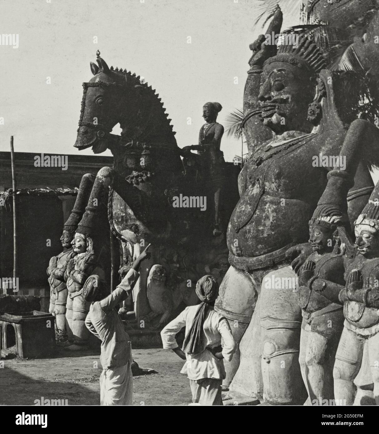Foto d'epoca di colossali figure del dio Lyannar, vicino a Madurai, India del Sud. 1901 Foto Stock