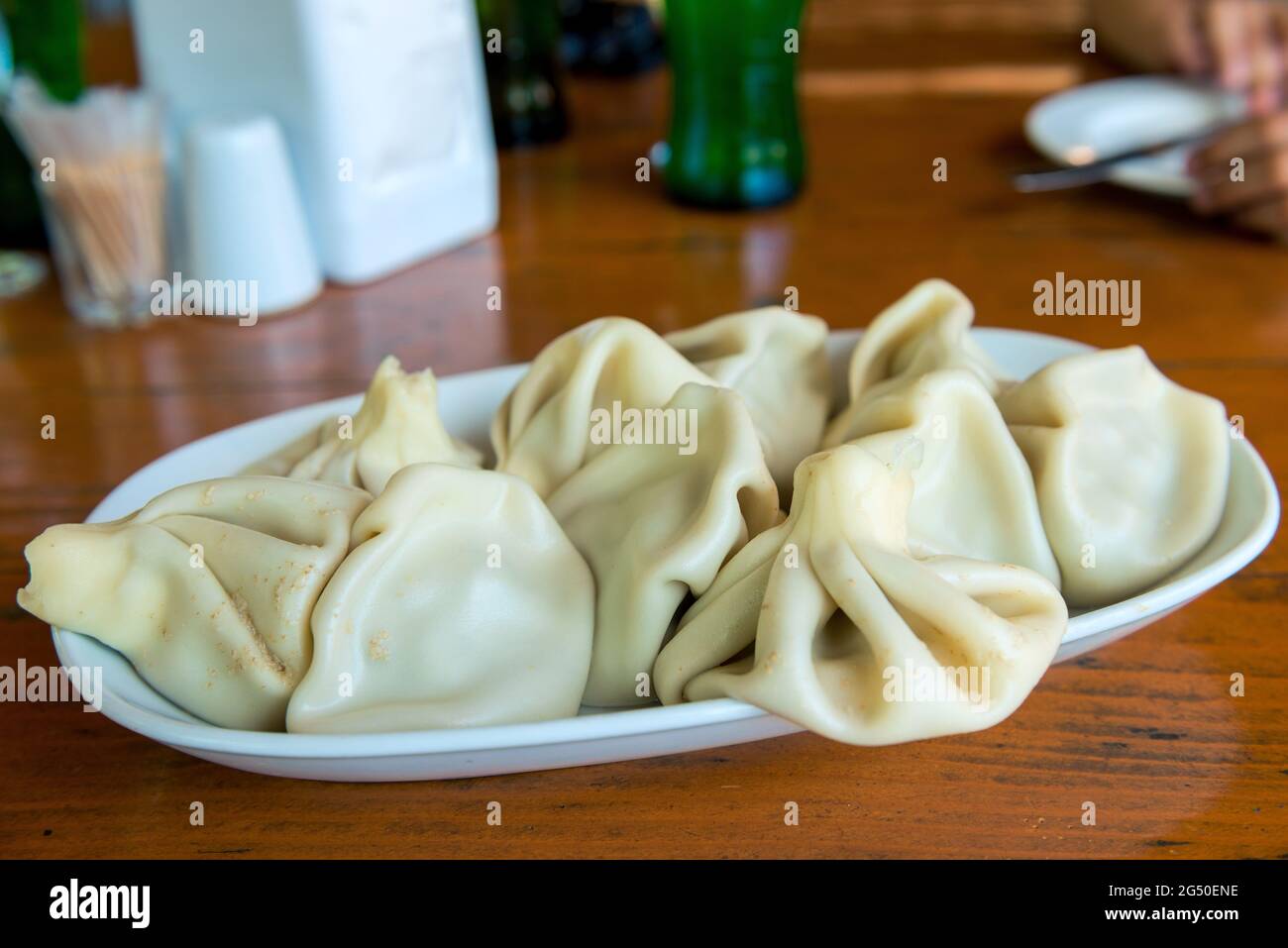 Gnocchi georgiani Khinkali con carne e papper, su piatto bianco Foto Stock