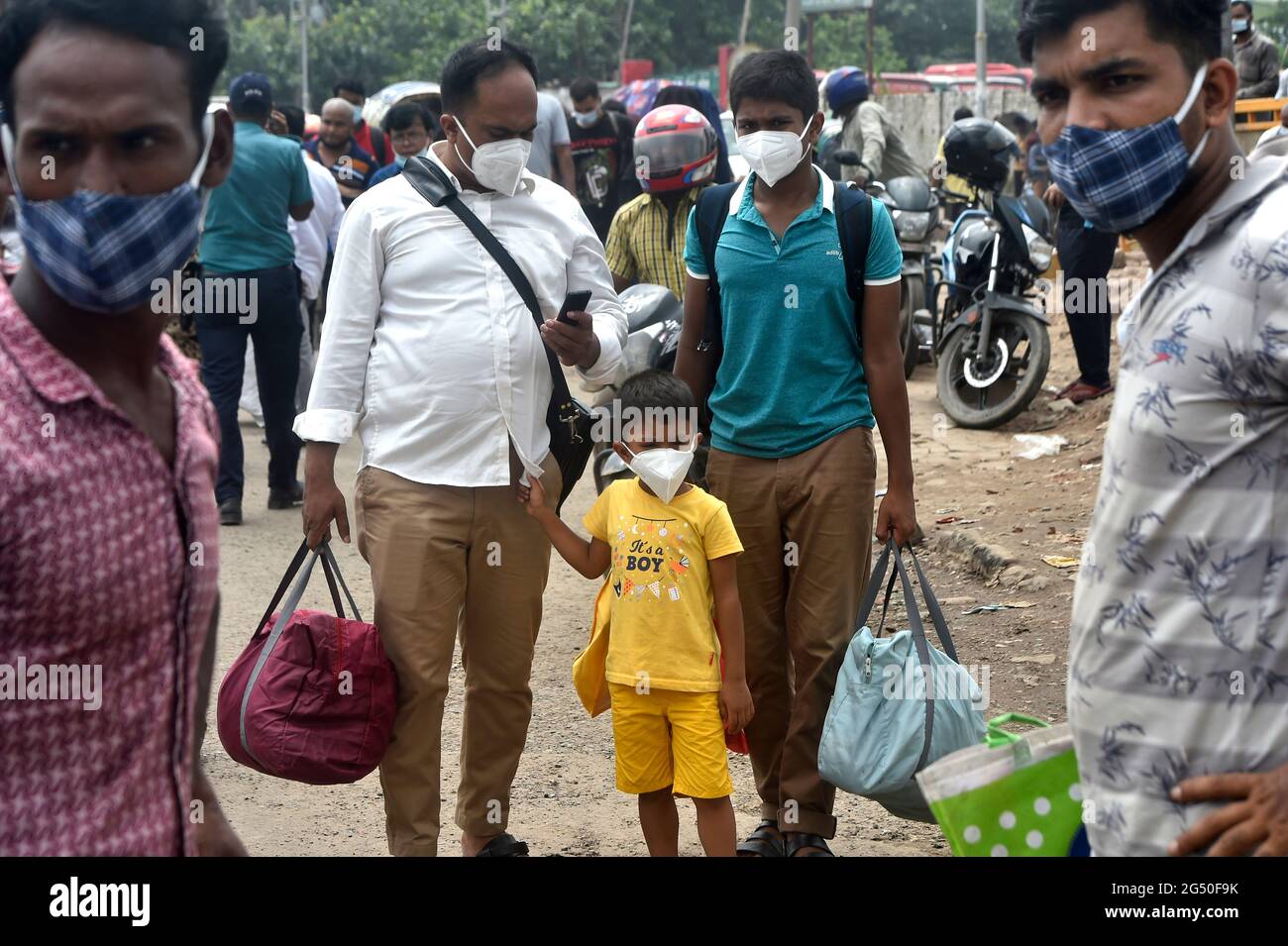 Dhaka. 24 Giugno 2021. I viaggiatori in difficoltà si trovano a Dhaka, Bangladesh, il 24 giugno 2021. Il Bangladesh ha sospeso i servizi di trasporto che collegano la capitale Dhaka mentre il paese cerca di contenere la diffusione della pandemia COVID-19. Bangladesh Railway (BR) ha annunciato il Martedì in una circolare per sospendere tutti i treni da e per la capitale a partire dalle 12:01 ora locale il Mercoledì. Credit: Xinhua/Alamy Live News Foto Stock