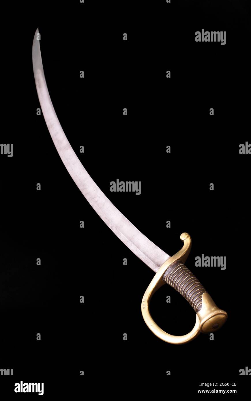 Sabre (spada di cavalleria) del soldato di artiglieria francese. Modello 1829. Percorso su sfondo nero. Foto Stock