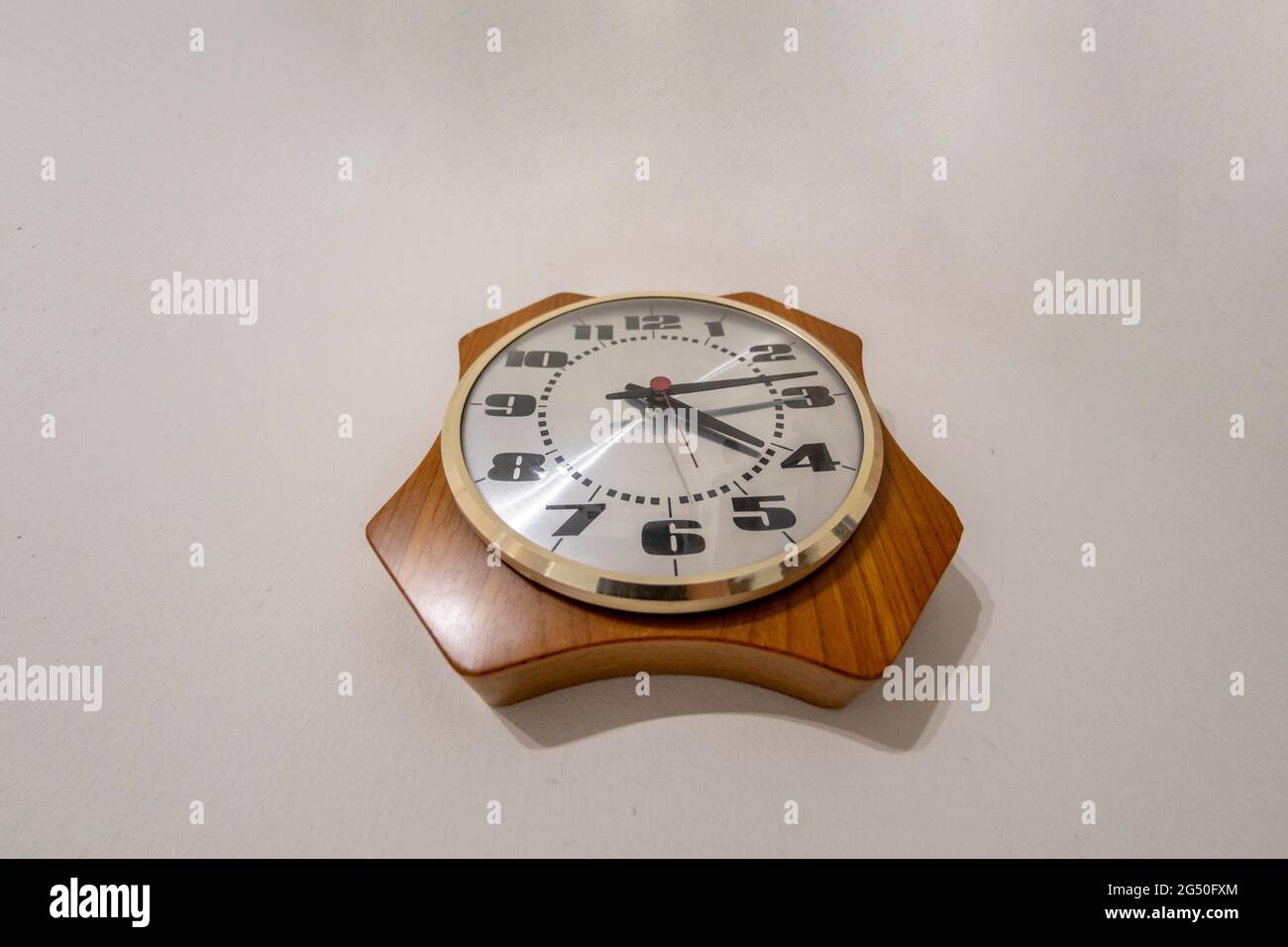 Orologio analogico vintage appeso alla parete Foto Stock