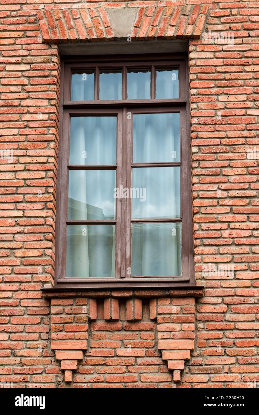Muro di mattoni rossi con finestra primo piano Foto Stock