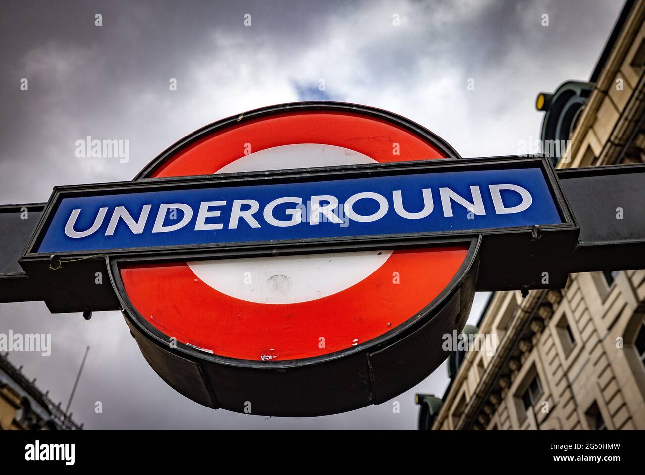 Segno della metropolitana di Londra sopra la scala Foto Stock