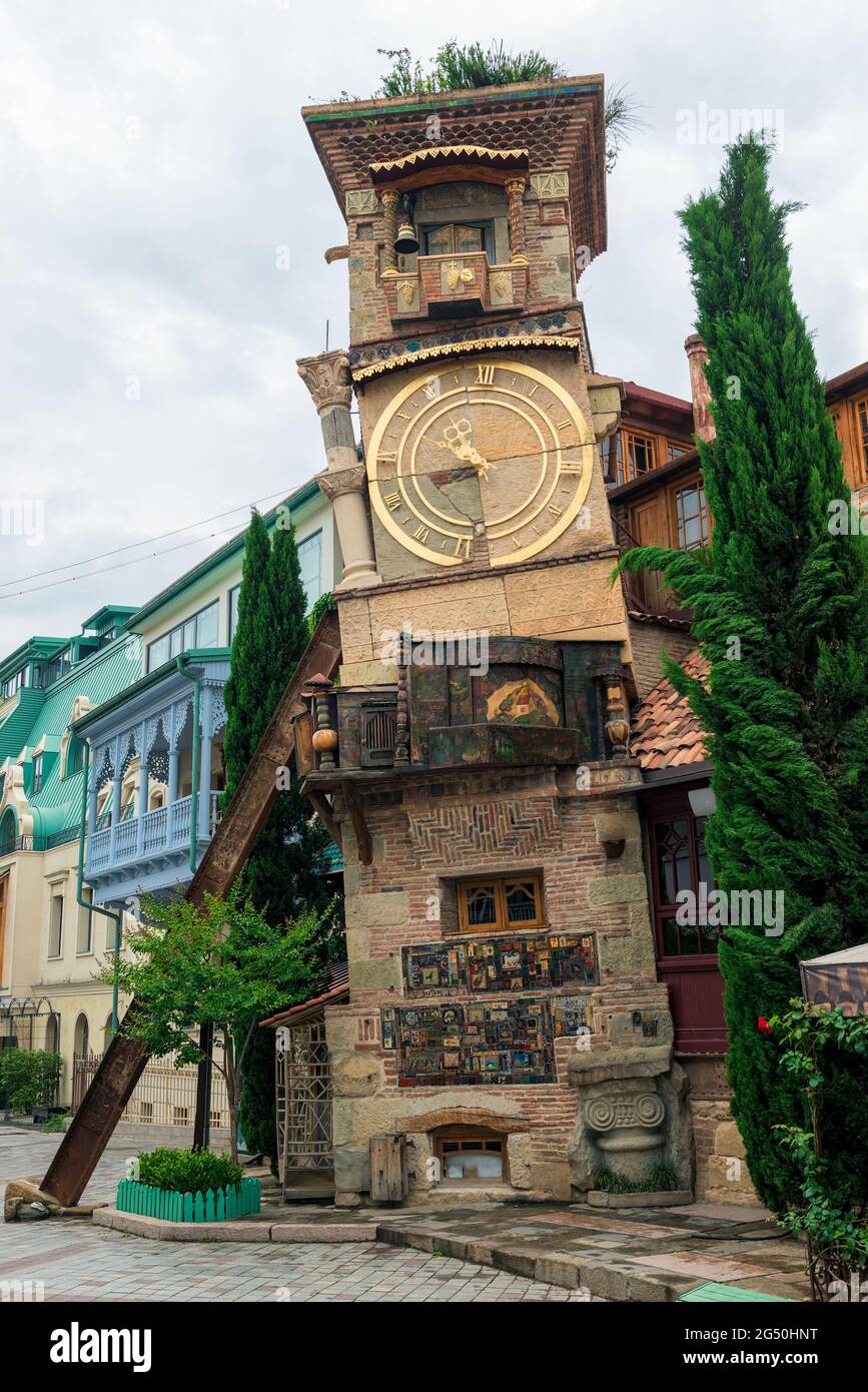 Bella Torre dell'Orologio del teatro dei burattini Rezo Gabriadze nel centro storico di Tbilisi vecchia, Georgia Foto Stock