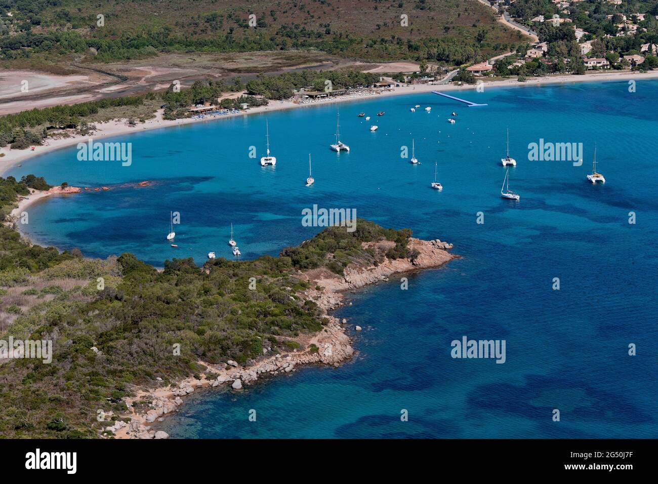 FRANCIA. CORSE-DU-SUD (2A) COTE DES NACRES. VICINO PORTO-VECCHIO, BAIA DI SAN CIPRIANU (VISTA AEREA) Foto Stock