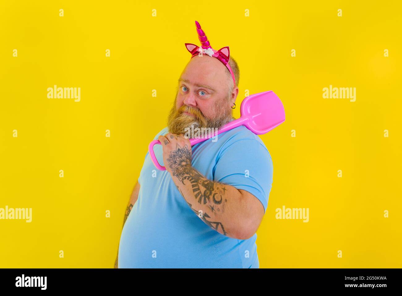 fat uomo con archetto gioco con paddle mare Foto Stock