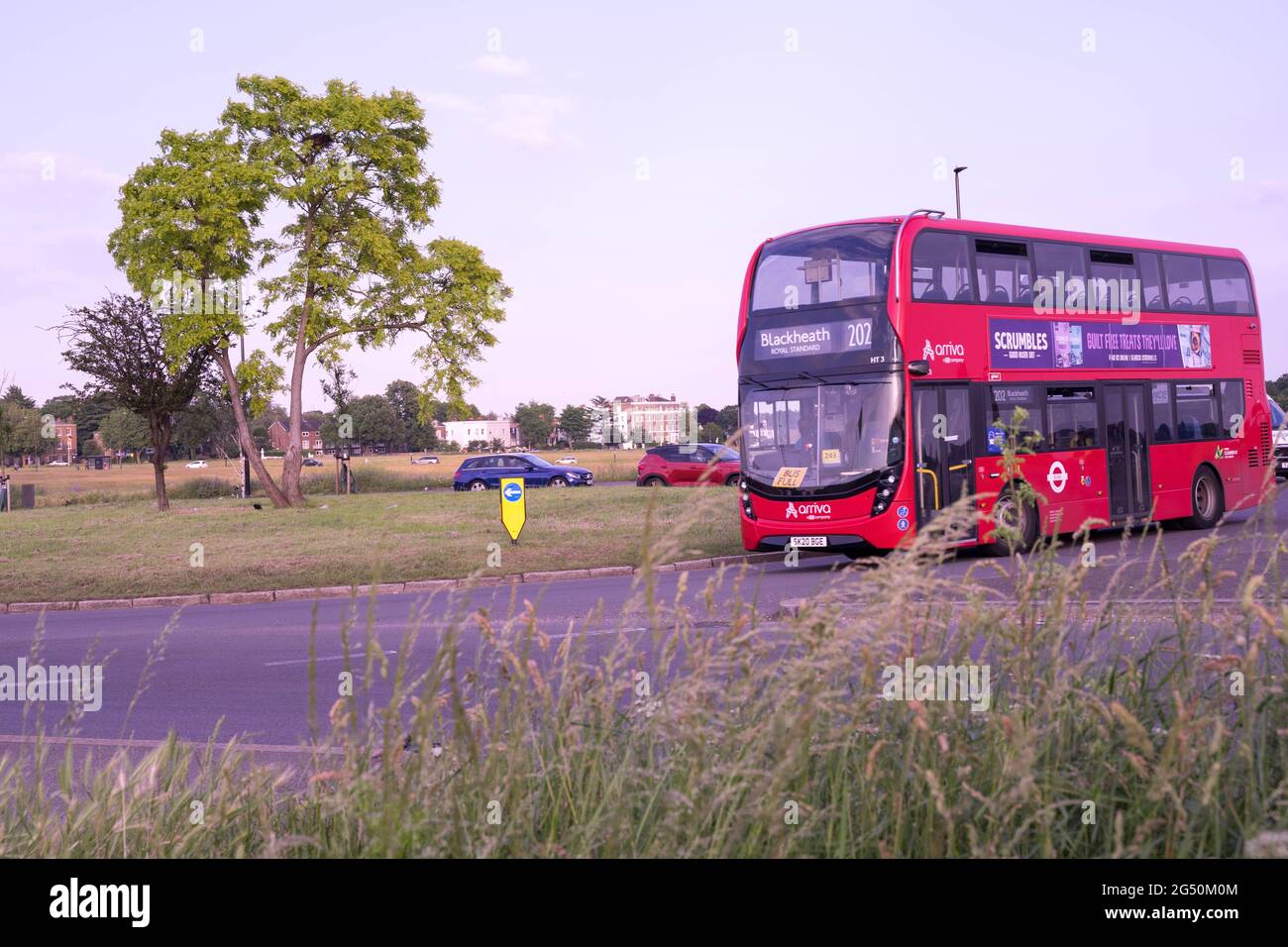 Autobus di Londra in giro circa nel villaggio di Blackheath, Londra del sud, Inghilterra, Europa, Regno Unito Foto Stock