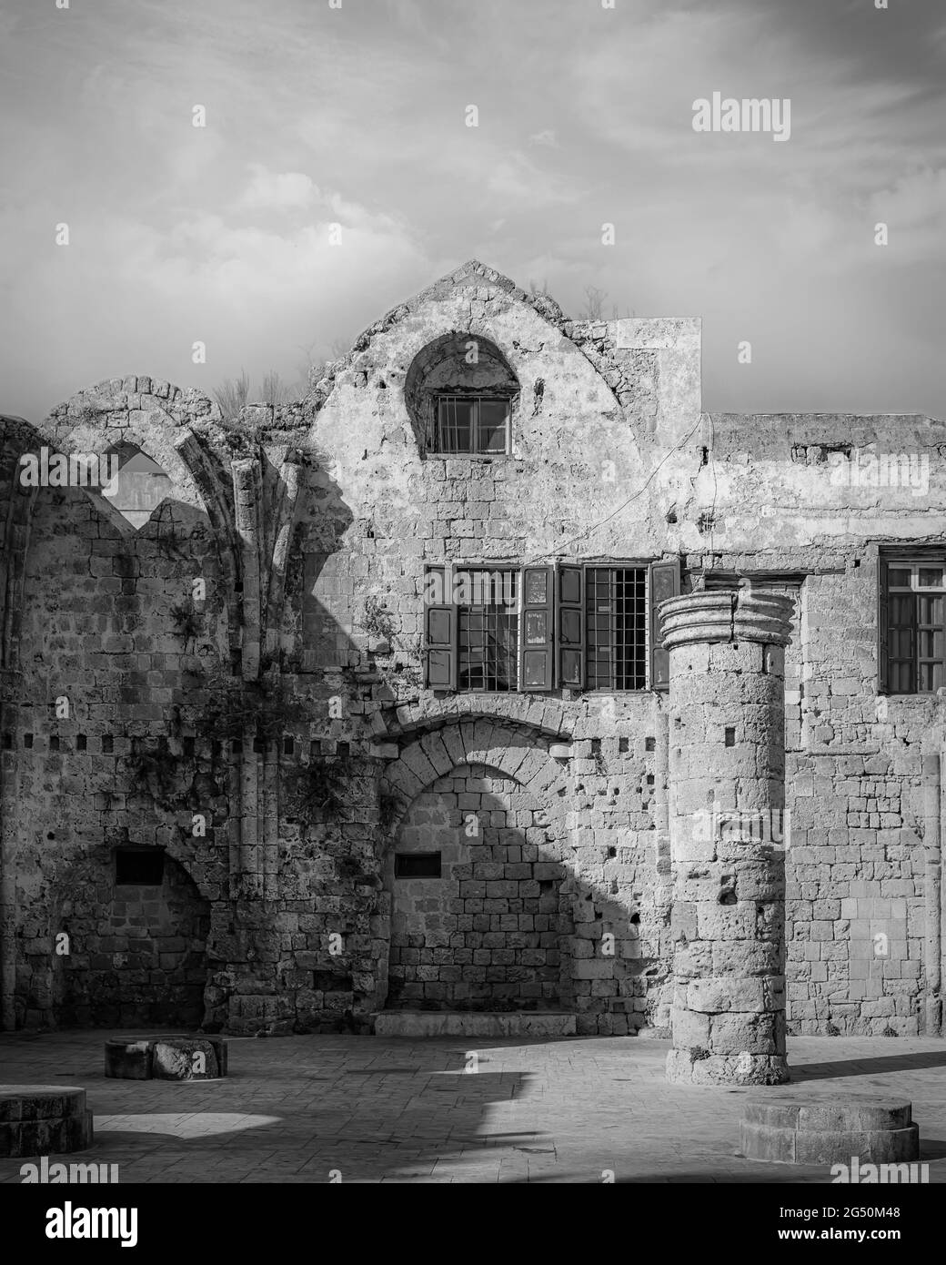 Una modifica monocromatica delle rovine dell'antica chiesa gotica si trova all'interno delle mura della città vecchia di Rodi. Foto Stock