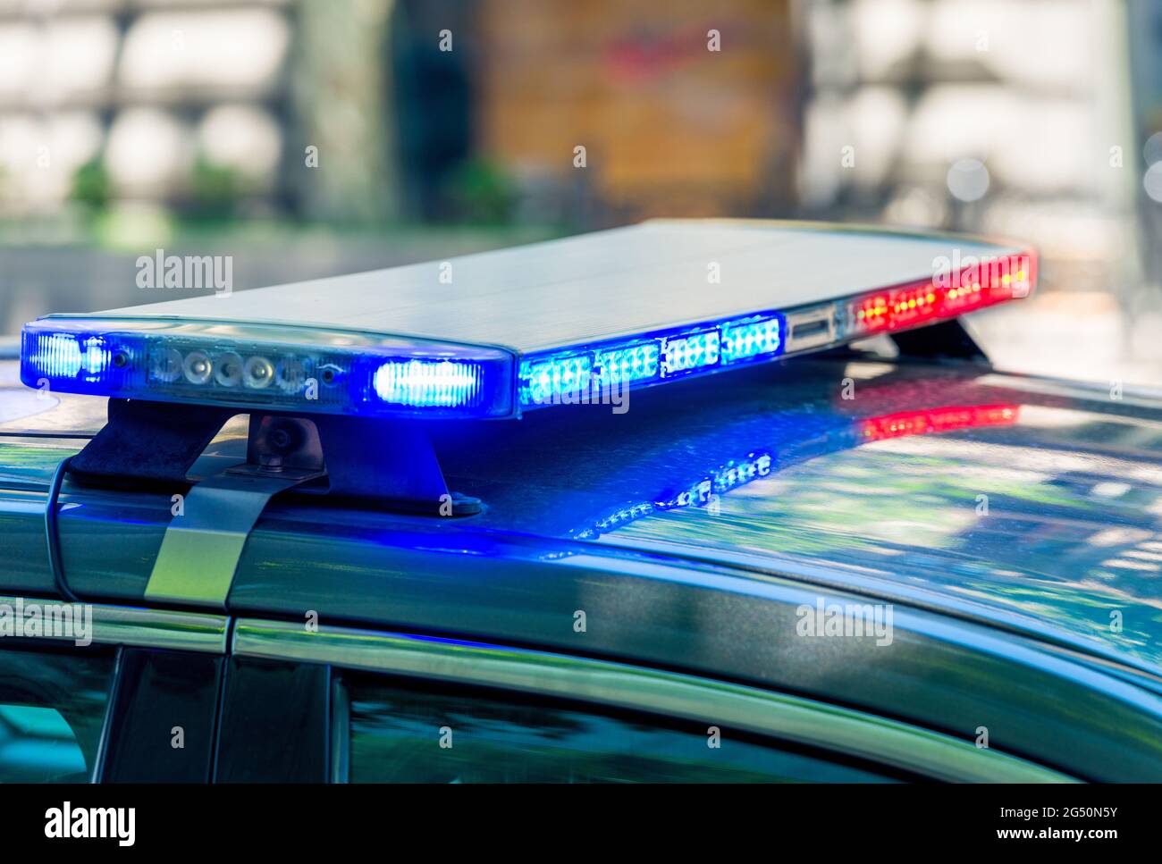 Primo piano sulle luci di emergenza blu e rosse su una moderna pattuglia della polizia Foto Stock
