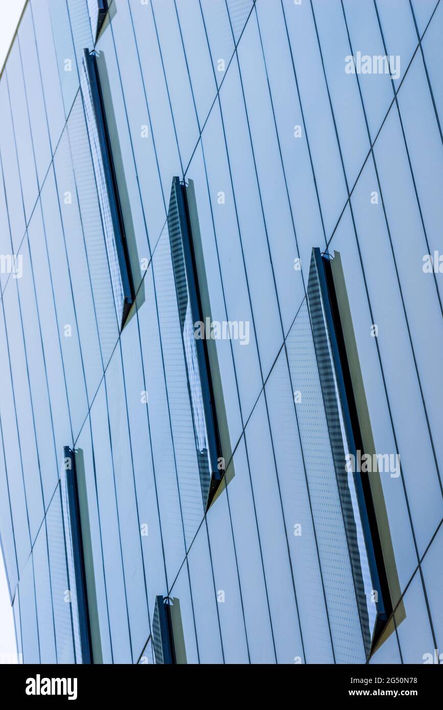 edifici in vetro con sfondo blu cielo nuvoloso Foto Stock