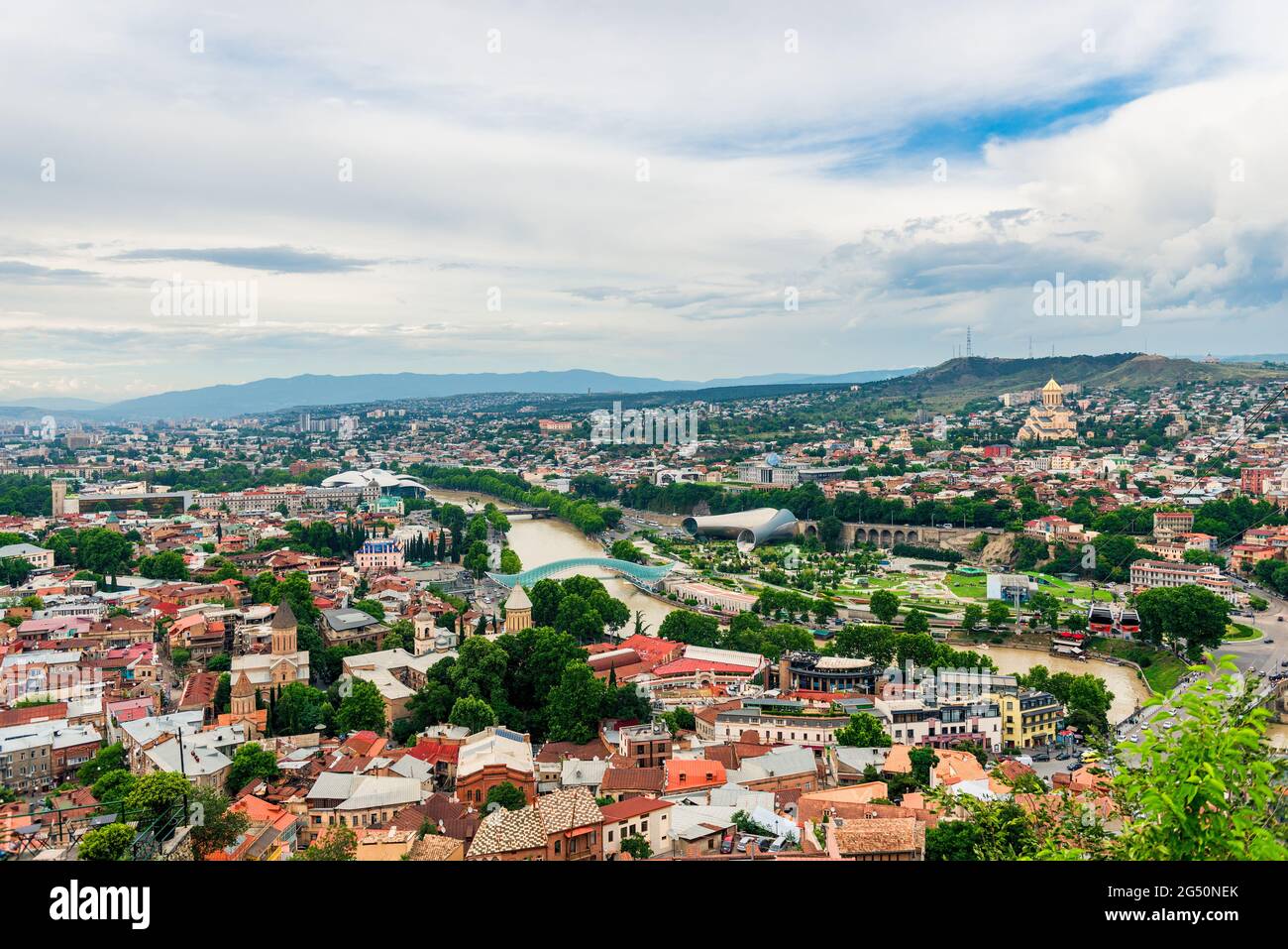 Tbilisi, Georgia. Panoramica splendida immagine del paesaggio urbano della Città Vecchia d'estate. Foto Stock