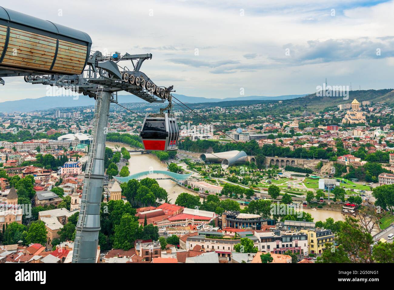 Vista della funivia sopra Tbilisi Georgia Foto Stock