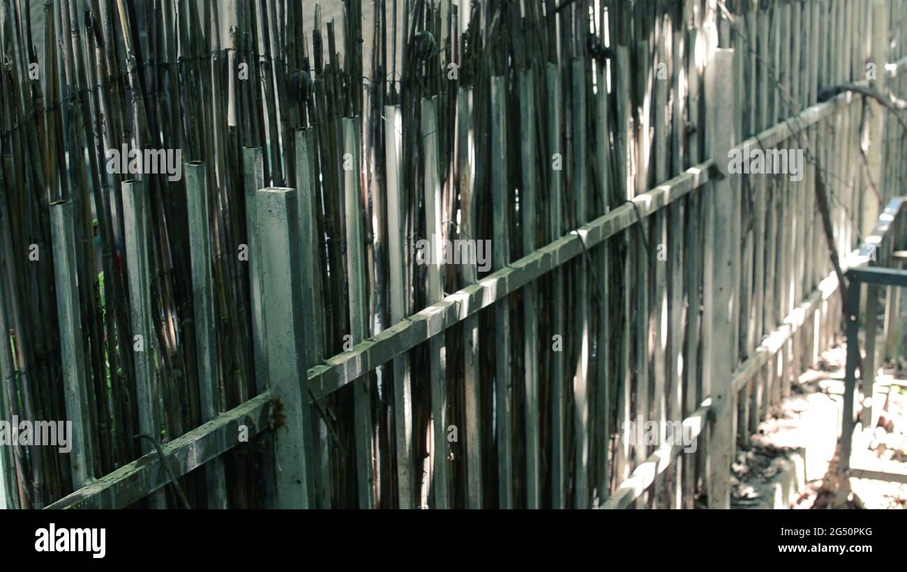 Illustrazione 3d - Metal Fence accanto alla strada Foto Stock