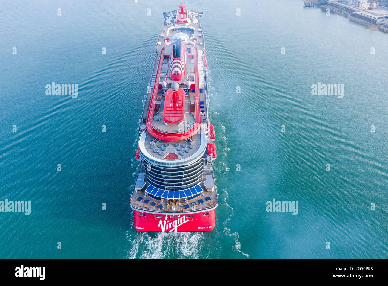 Scarlet Lady è una nave da crociera gestita da Virgin Voyages. Scarlet Lady arriva al porto internazionale di Portsmouth in una mattinata di sole. Foto Stock