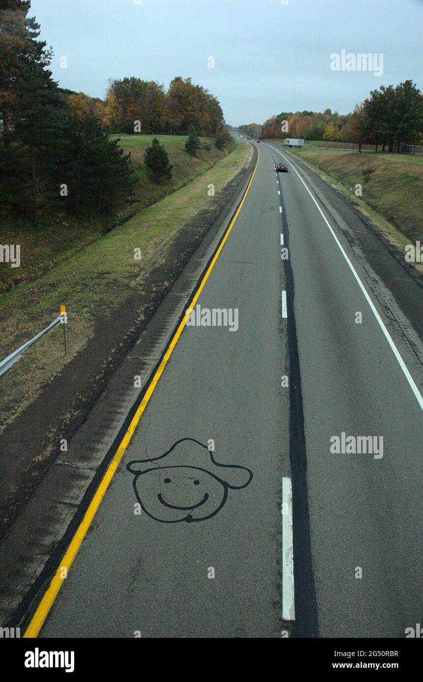 Happy Face con Hat disegnato sull'interstate attraverso l'Ohio, visto dal cavalcavia pedonale Foto Stock