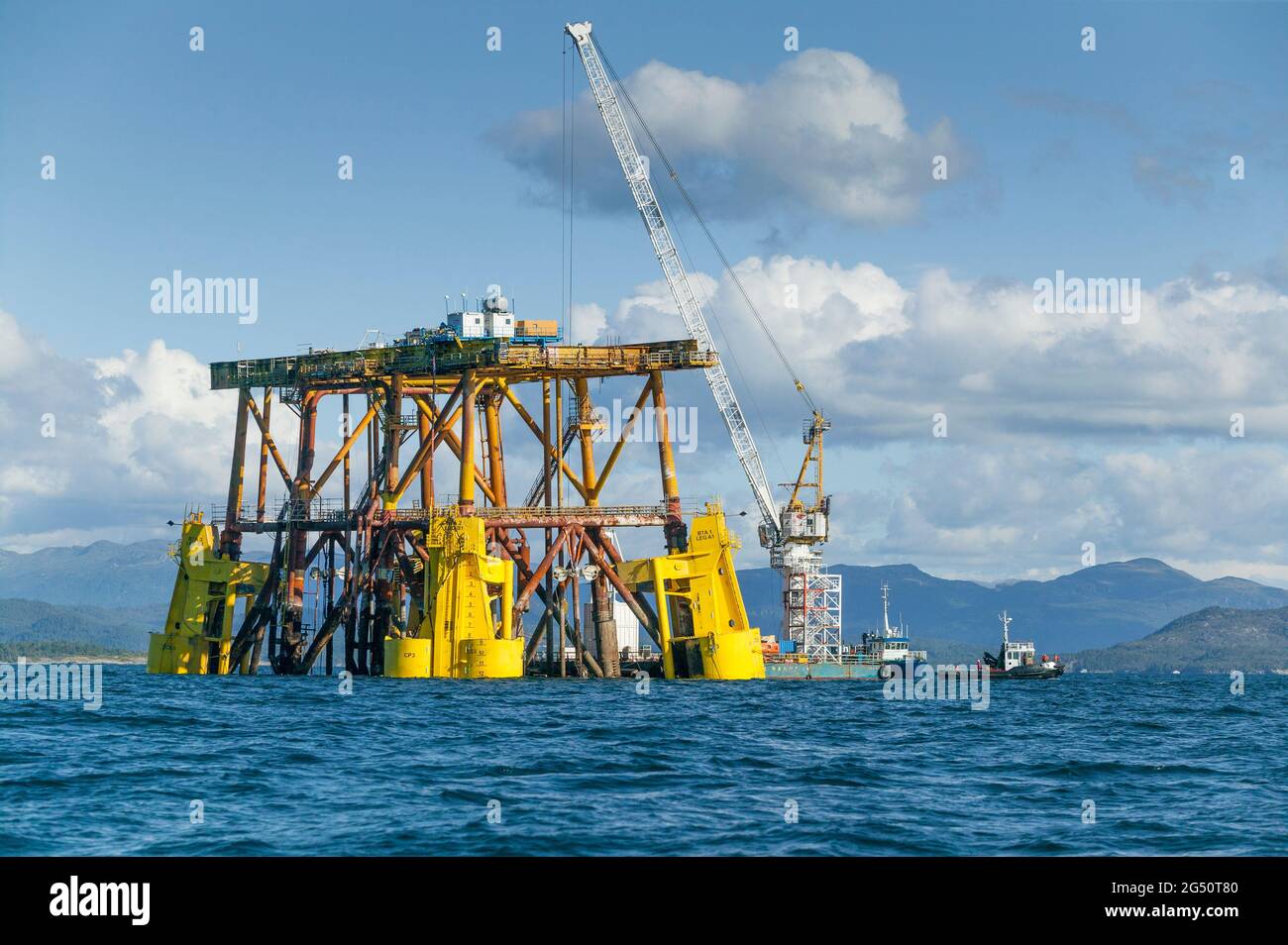 carro di perforazione per petrolio in costruzione in un fiordo norvegese Foto Stock