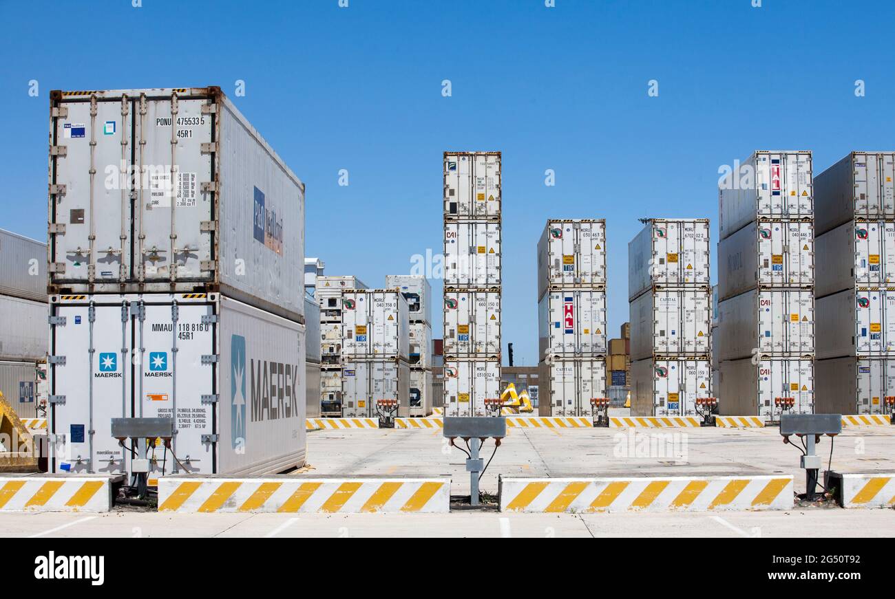 Pila di contenitori d'oltremare nel porto di Città del Capo, Sud Africa Foto Stock