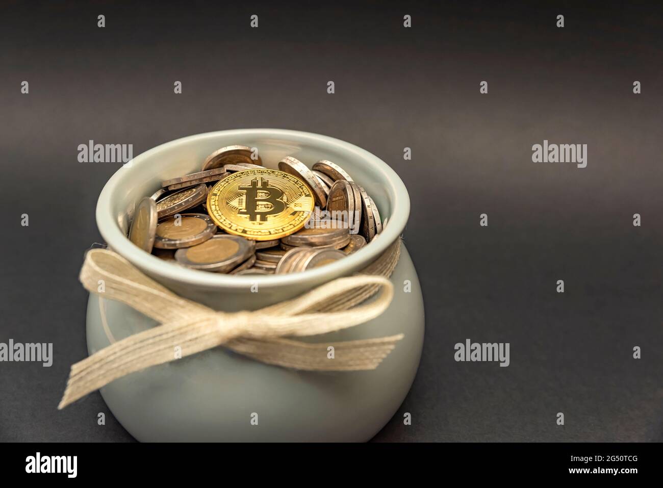 La moneta di bitcoin si trova nella banca del piggy sulle monete fiat. Simbolo di accumulo e investimento della criptovaluta. Spazio di copia Foto Stock