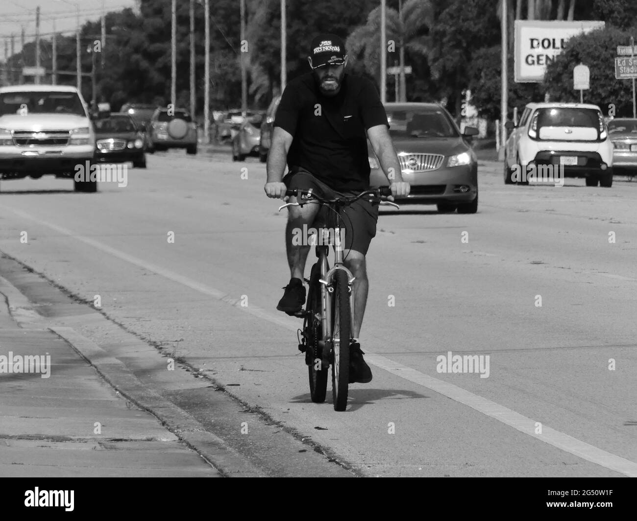 Sarasota, Florida, Stati Uniti. 21 Giugno 2021. Il Dipartimento di polizia registrerà biciclette per la comunità Sabato. I rappresentanti della polizia assisteranno nella compilazione dei documenti e allegeranno un numero di serie ufficiale del registro delle biciclette. Credit: John Marshall Mantel/ZUMA Wire/Alamy Live News Foto Stock