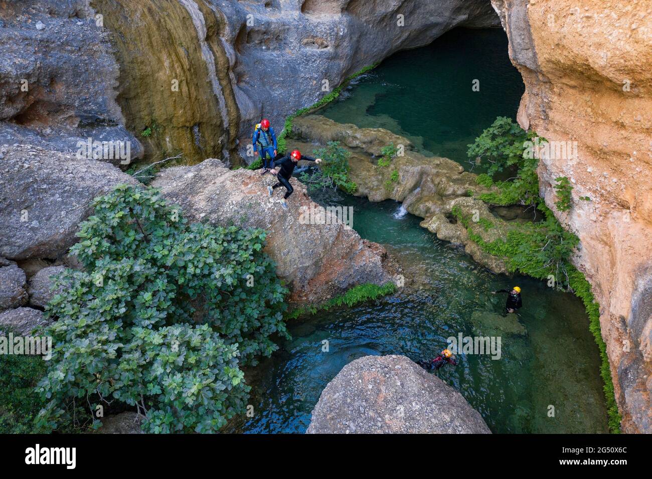 Immagine aerea di canyoning nel fiume Canaletes (Els Ports Natural Park, Tarragona, Catalogna, Spagna) ESP: Foto aérea de la bajada en Barranquismo Foto Stock