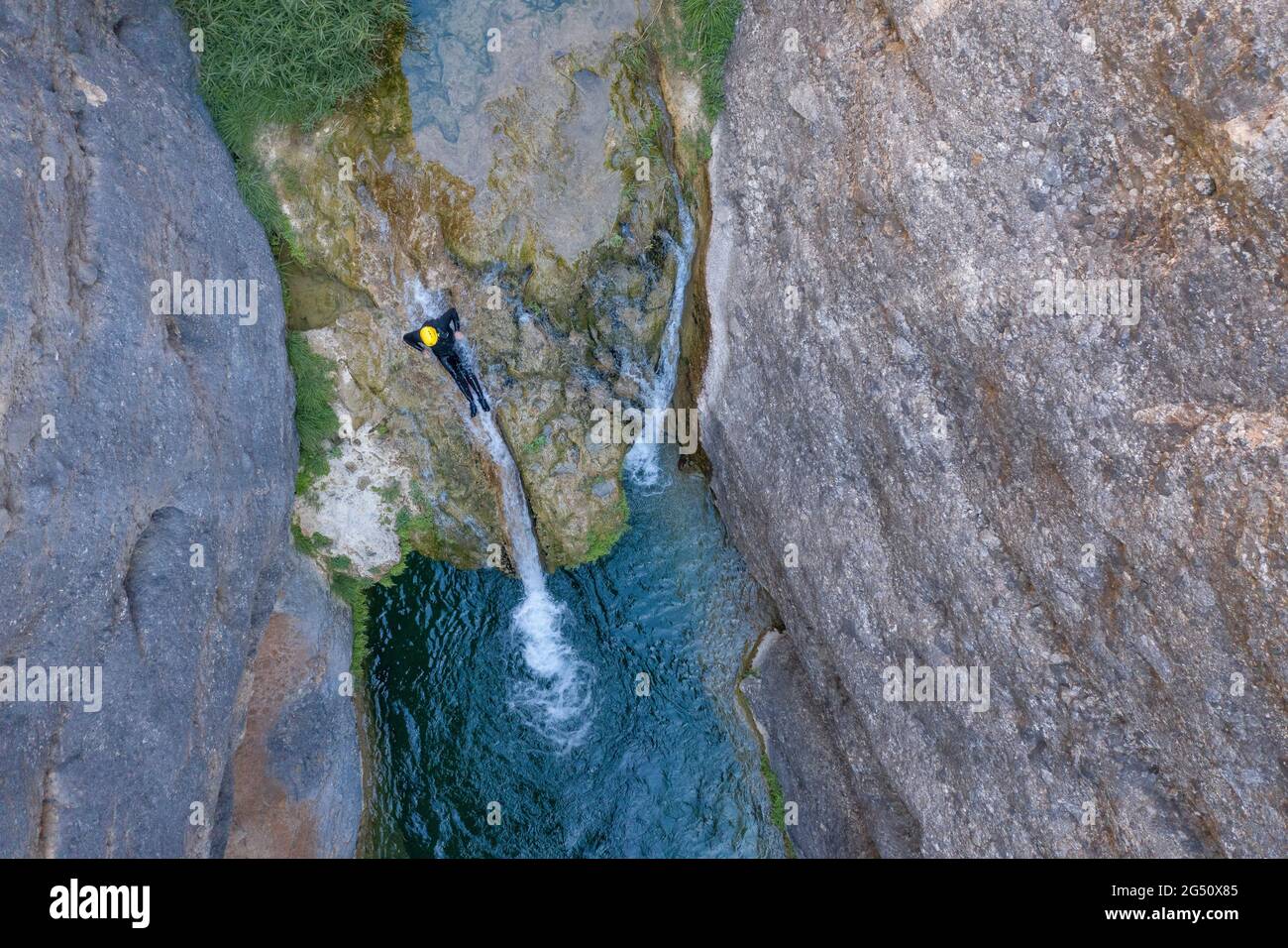 Immagine aerea di canyoning nel fiume Canaletes (Els Ports Natural Park, Tarragona, Catalogna, Spagna) ESP: Foto aérea de la bajada en Barranquismo Foto Stock