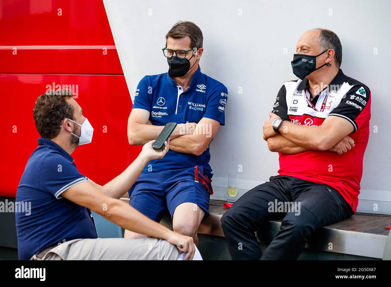 Spielberg, Austria. 24 Giugno 2021. DEMAISON Francois-Xavier, Direttore tecnico della Williams Racing, con VASSEUR Frederic (fra), Team Principal dell'Alfa Romeo Racing ORLEN, in intervista a Fred Ferret dell'Equipe durante la Formula 1 Grosser Preis Der Steiermark 2021, 2021 Gran Premio di Stiria, 8° appuntamento del Campionato del mondo di Formula uno 2021 FIA dal 25 al 27 giugno 2021 sul Red Bull Ring, a Spielberg, Austria - Photo Florent Gooden/DPPI/LiveMedia Credit: Independent Photo Agency/Alamy Live News Foto Stock