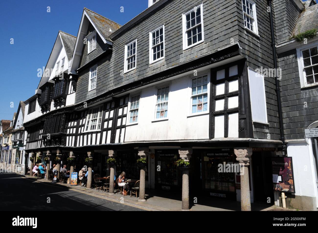 Il Butterwalk nella città del Devon meridionale di Dartmouth. Gli edifici, originariamente case di mercanti, risalgono alla prima metà del XVII secolo. Foto Stock