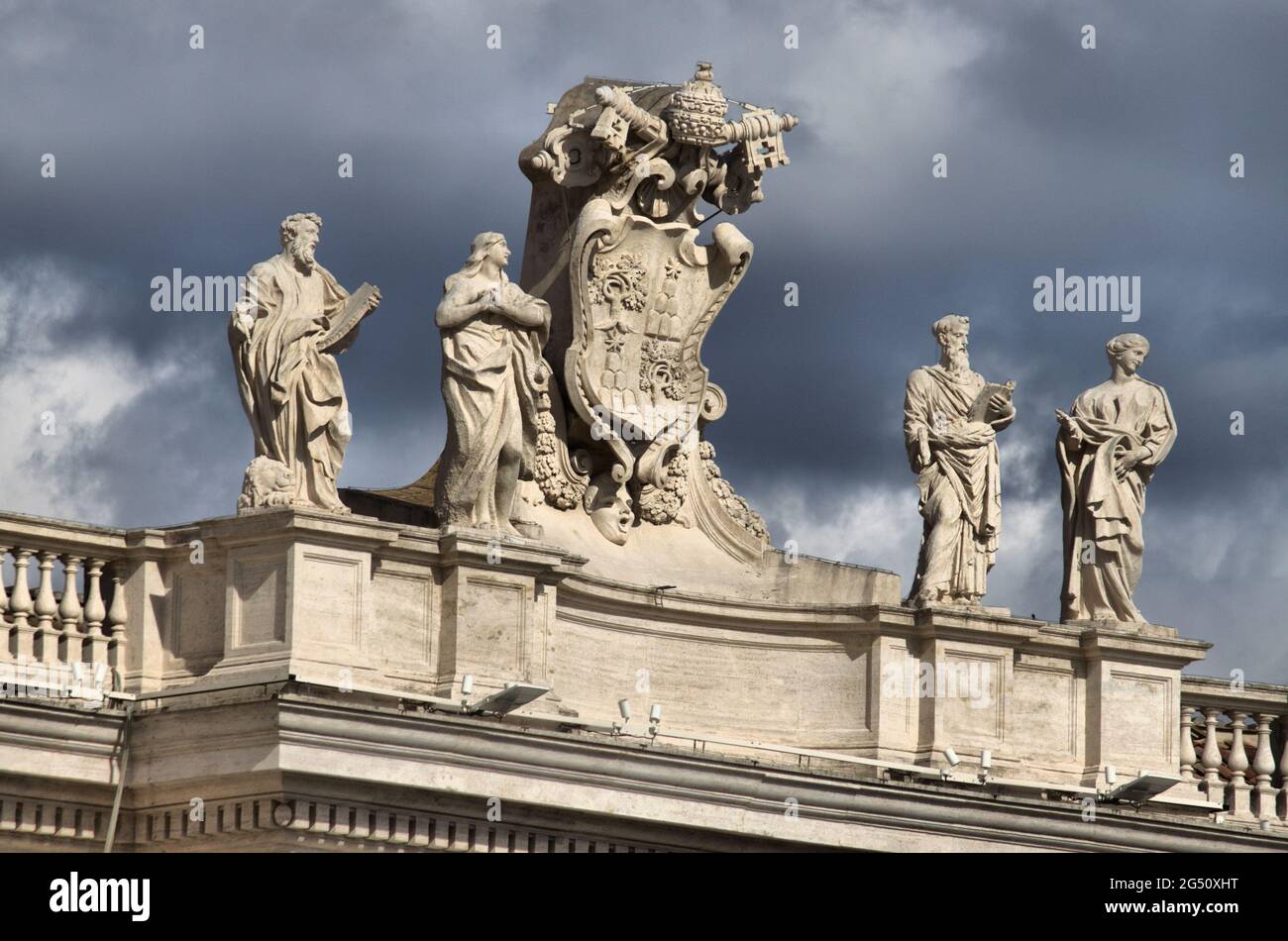 Statue in cima al colonnato della Basilica di San Pietro. Roma, Italia Foto Stock