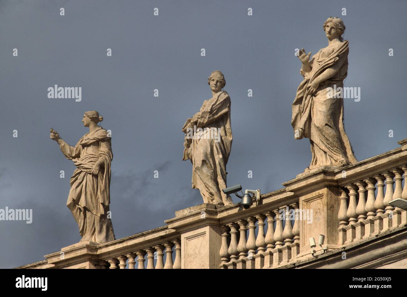 Elenco Statue Colonnato San Pietro Statue in cima al colonnato della Basilica di San Pietro. Roma, Italia