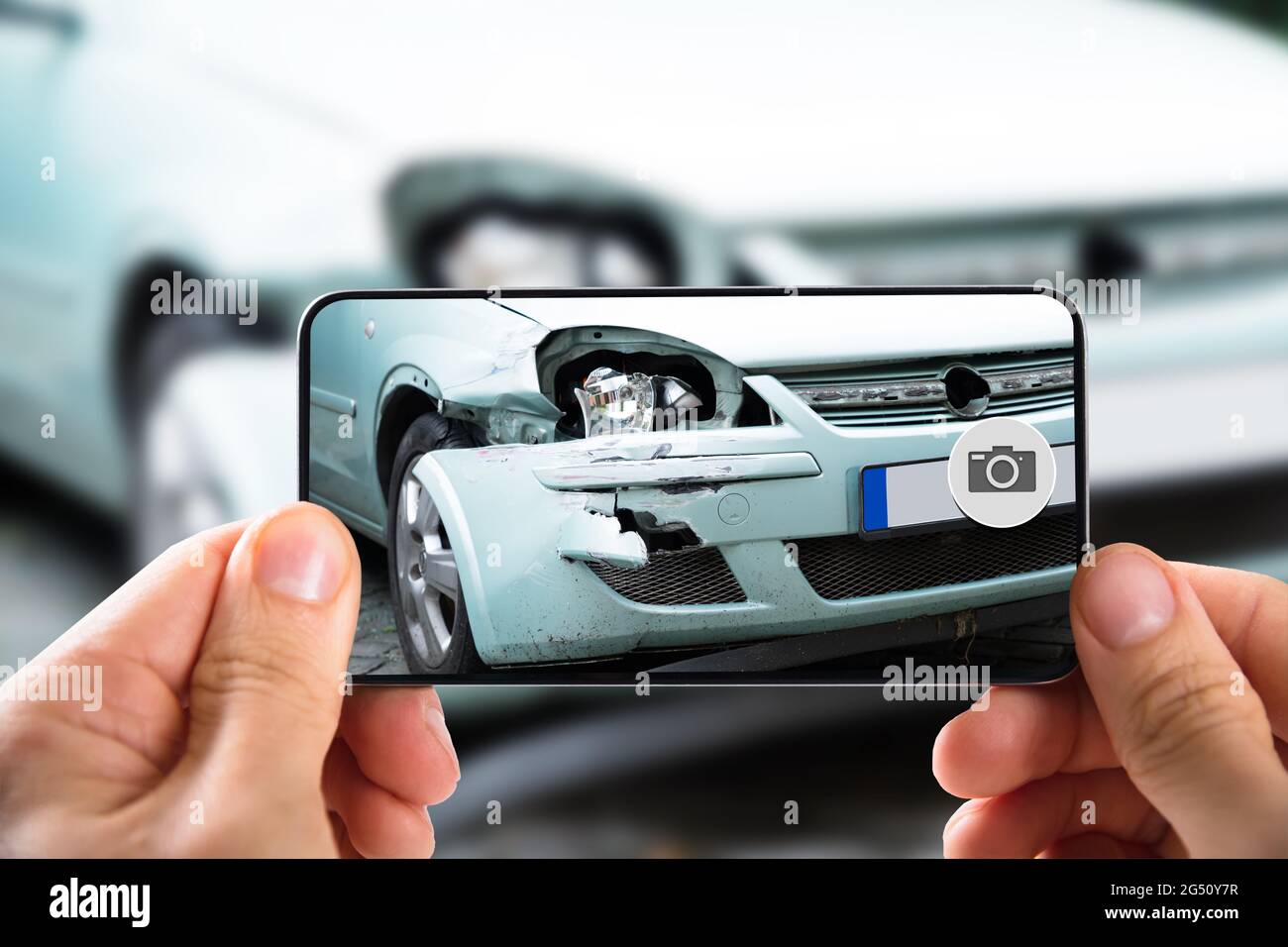 Scattare foto dell'incidente dell'auto con lo smartphone Foto Stock