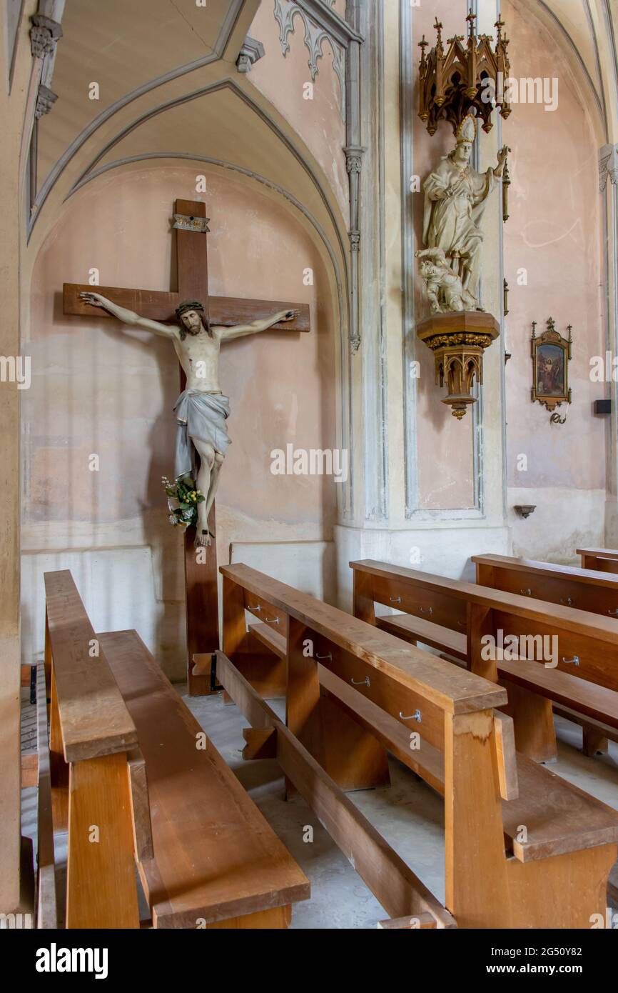 ZAKUPY, CZECHIA, GIUGNO 20 2021, l'interno della Chiesa dei Santi Fabian e Sebastian, stile neo-gotico. Foto Stock