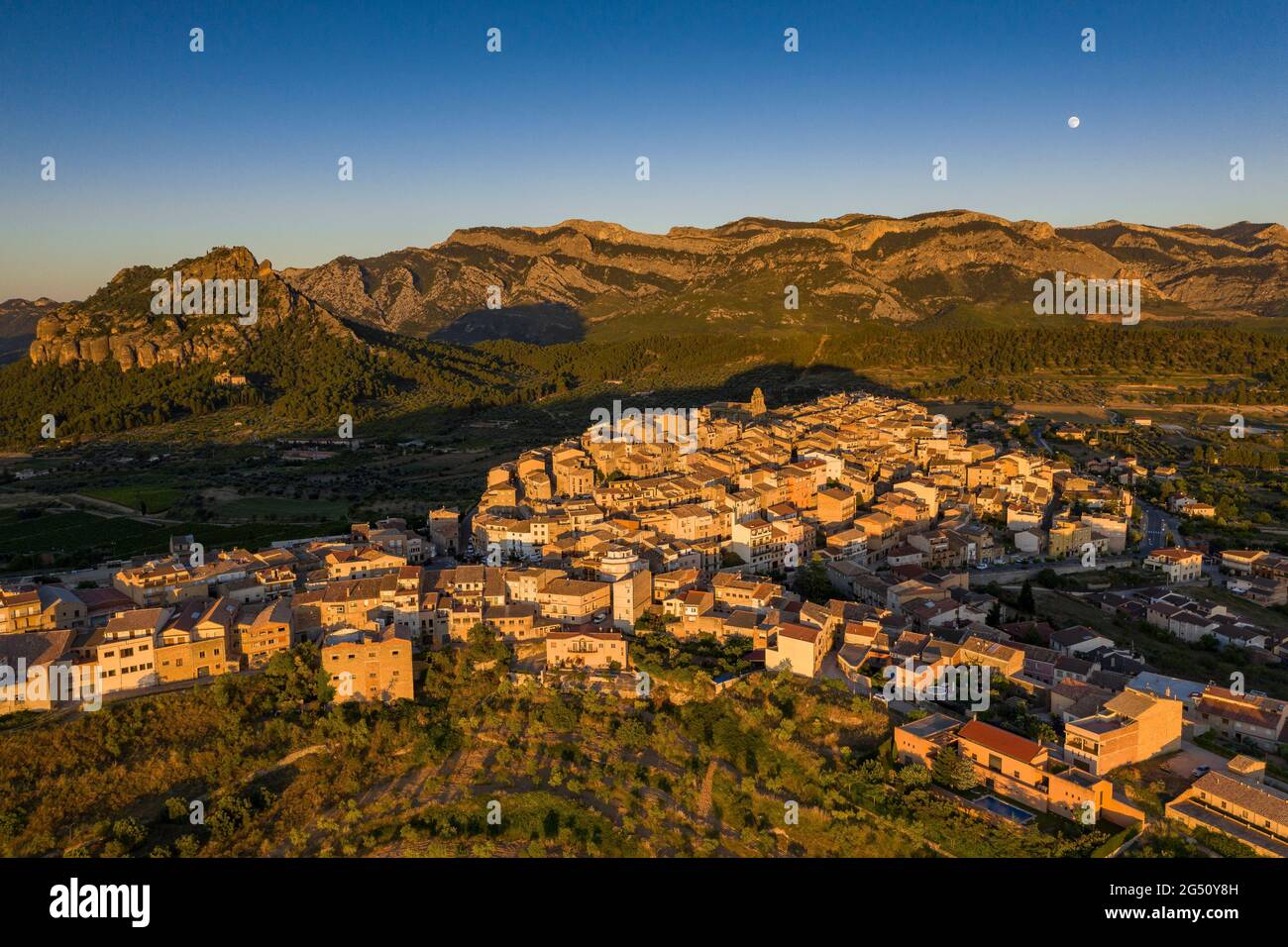 Veduta aerea dei dintorni del villaggio di Horta de Sant Joan e del massiccio dei porti di Els - Puertos in un tramonto estivo (Terra alta, Catalogna, Spagna) Foto Stock