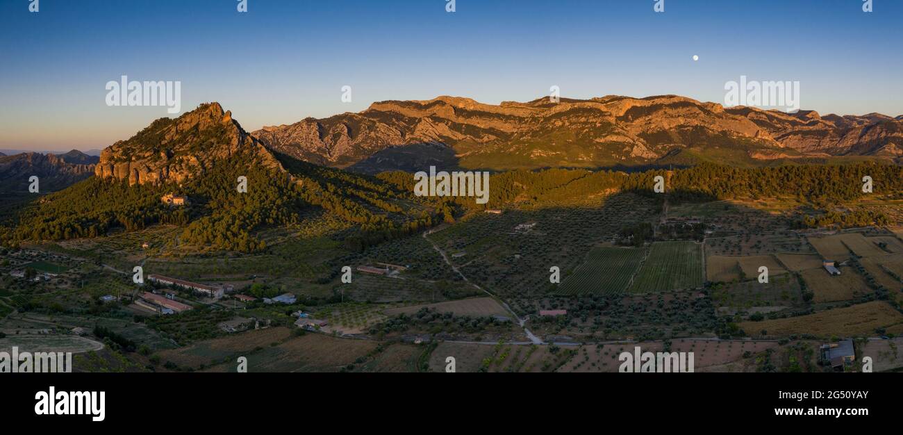 Veduta aerea dei dintorni del villaggio di Horta de Sant Joan e del massiccio dei porti di Els - Puertos in un tramonto estivo (Terra alta, Catalogna, Spagna) Foto Stock