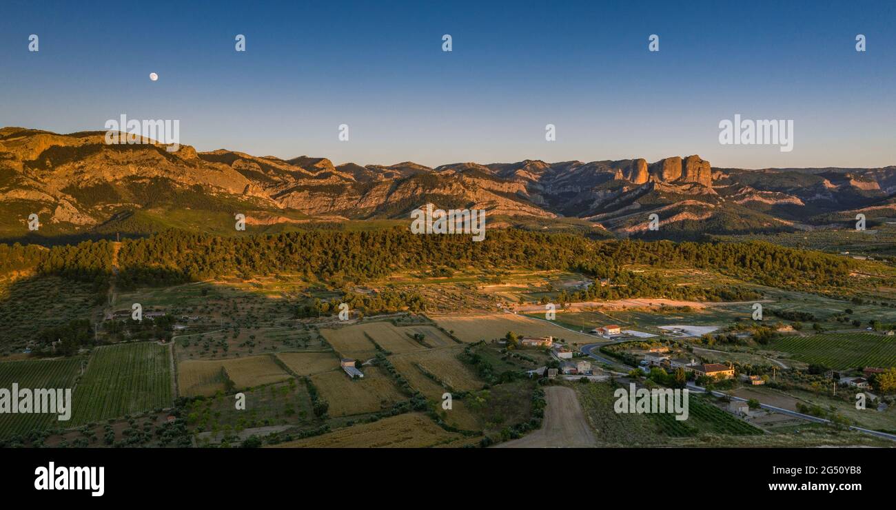 Veduta aerea dei dintorni del villaggio di Horta de Sant Joan e del massiccio dei porti di Els - Puertos in un tramonto estivo (Terra alta, Catalogna, Spagna) Foto Stock