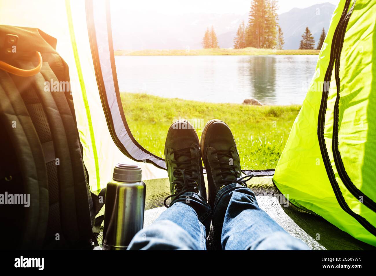 Adventure Travel Camp. Vacanza natura. Vista sul paesaggio interno tenda escursionistica Foto Stock