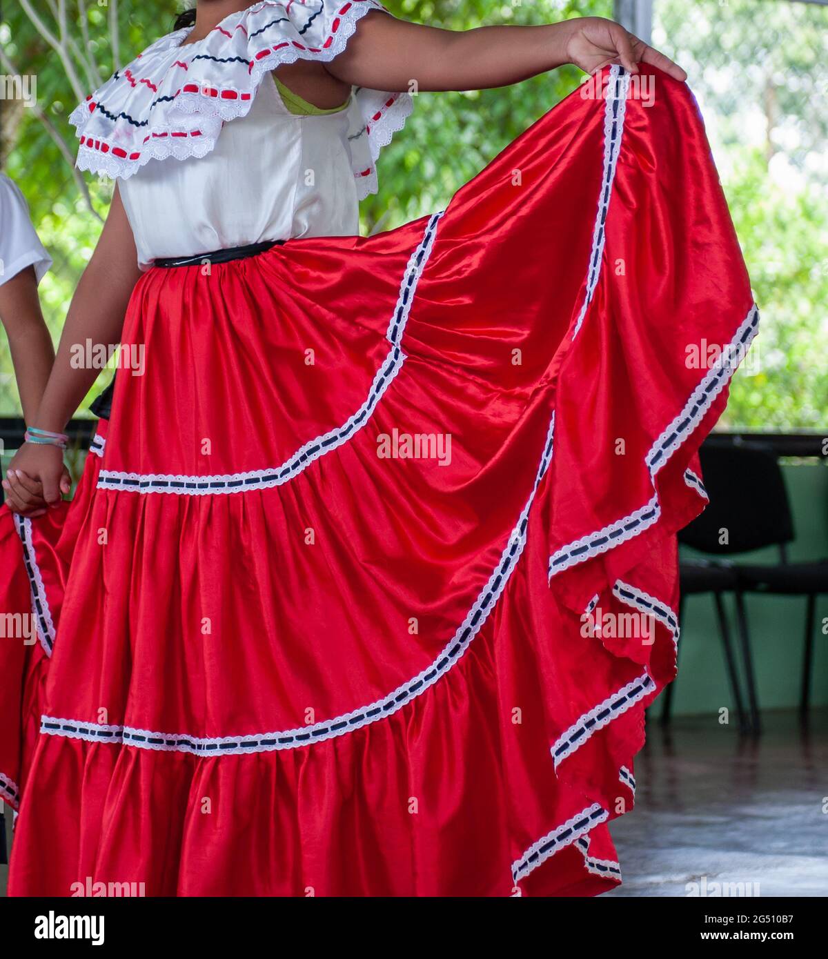 Giovane ragazza che fa un tradizionale spettacolo di danza costaricana. Foto Stock