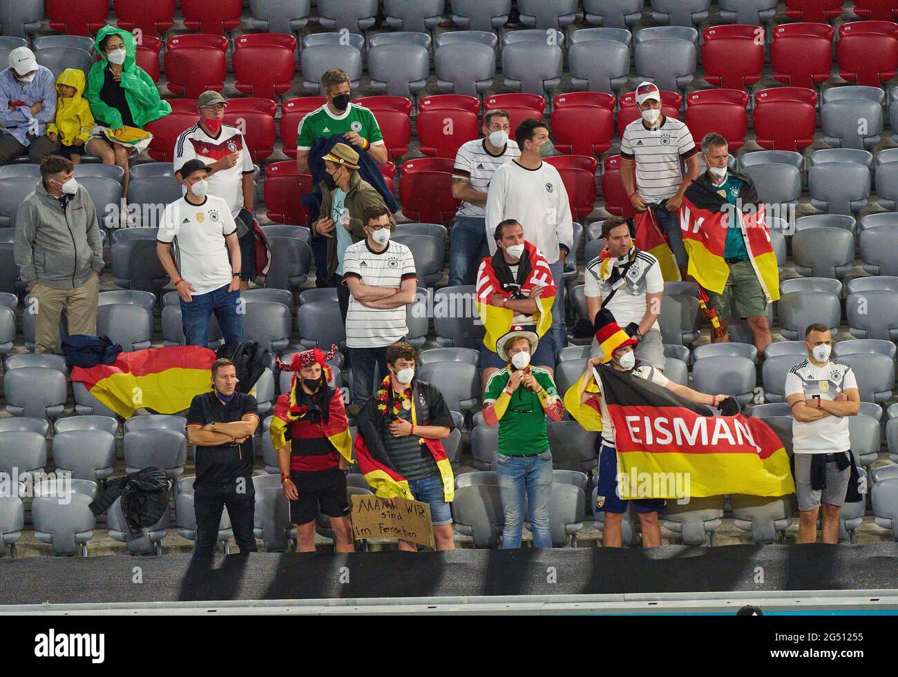 Tifosi sotto la pioggia nel Gruppo F match GERMANIA, Ungheria. , . nella Stagione 2020/2021 del 23 giugno 2021 a Monaco di Baviera, Germania. Credit: Peter Schatz/Alamy Live News Foto Stock