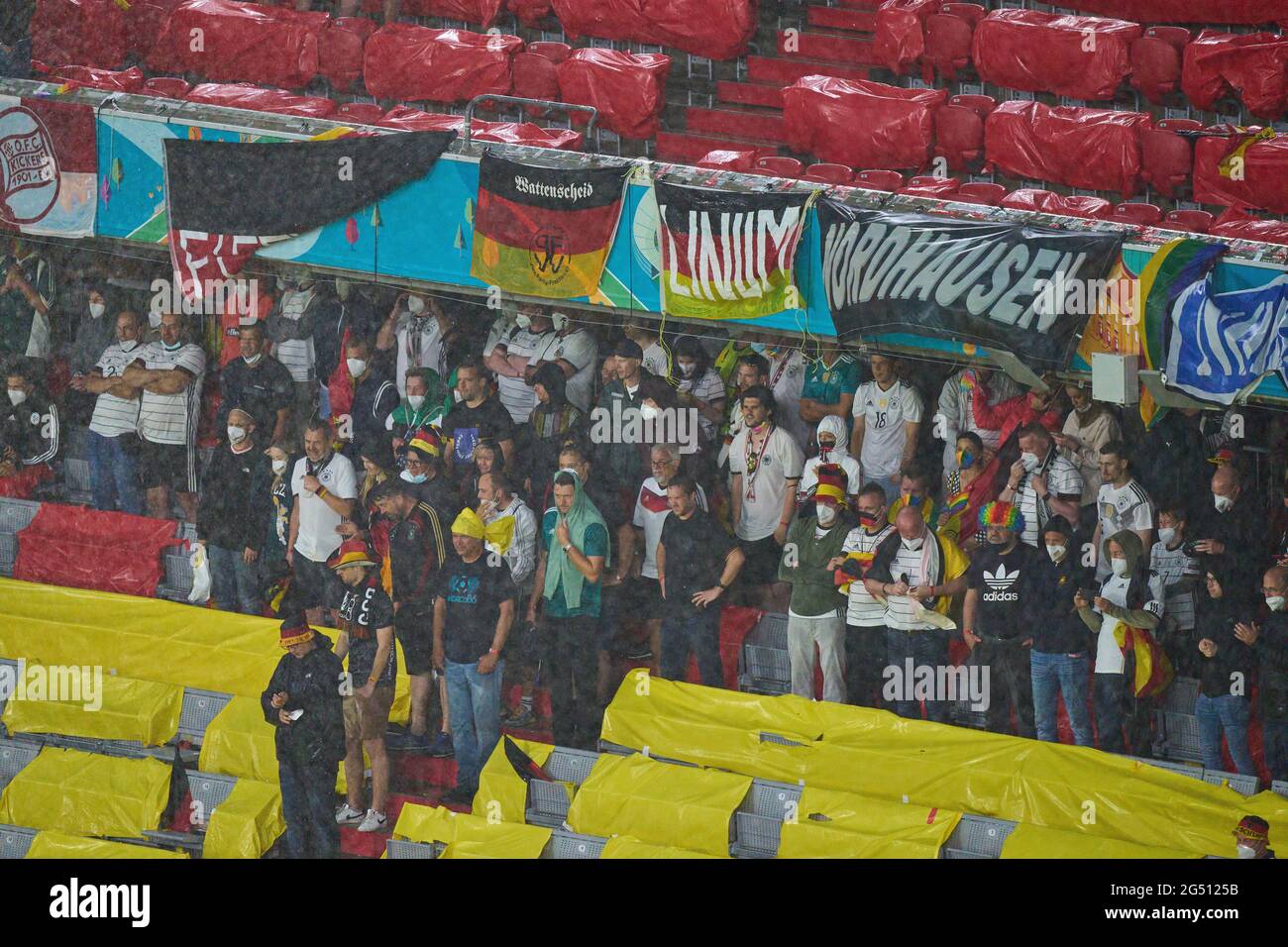 Tifosi sotto la pioggia nel Gruppo F match GERMANIA, Ungheria. , . nella Stagione 2020/2021 del 23 giugno 2021 a Monaco di Baviera, Germania. Credit: Peter Schatz/Alamy Live News Foto Stock
