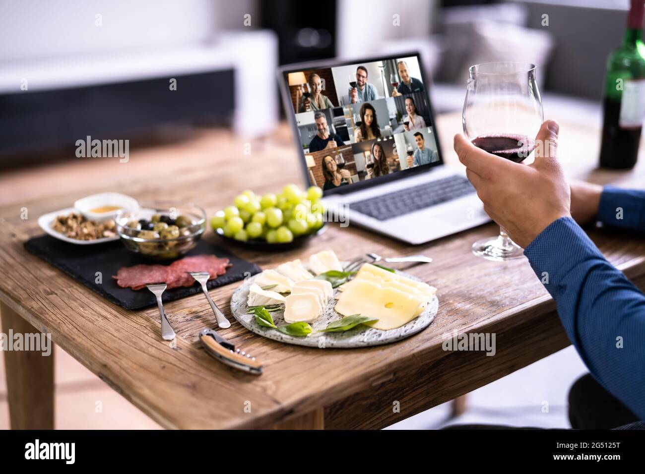 Degustazione digitale di vini cena virtuale con laptop Foto Stock