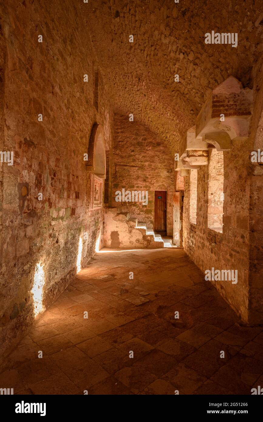 Ingresso alla chiesa del monastero di Sant Llorenç del Munt (Vallès Occidental, Barcellona, Catalogna, Spagna) Foto Stock