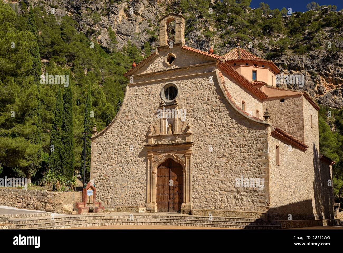 Santuario di Fontcalda, situato in uno stretto del fiume Canaletes (Terra alta, Catalogna, Spagna) ESP: Santuario de Fontcalda, en un estrecho del Río Foto Stock