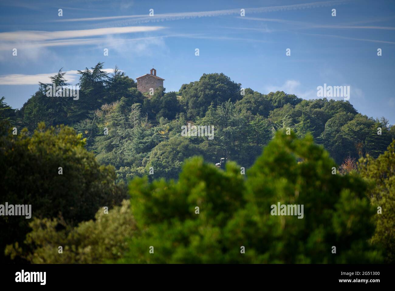 Eremo di Sant Jaume de la Mata circondato dalla foresta nel Parco Naturale di Sant Llorenç del Munt i l'Obac (Barcellona, Catalogna, Spagna) Foto Stock