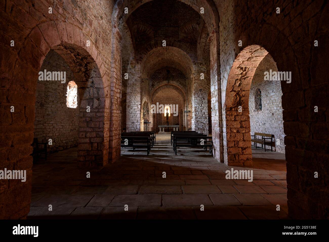 Interno della chiesa del monastero di Sant Llorenç del Munt, sulla cima della Mola (Barcellona, Catalogna, Spagna) Foto Stock