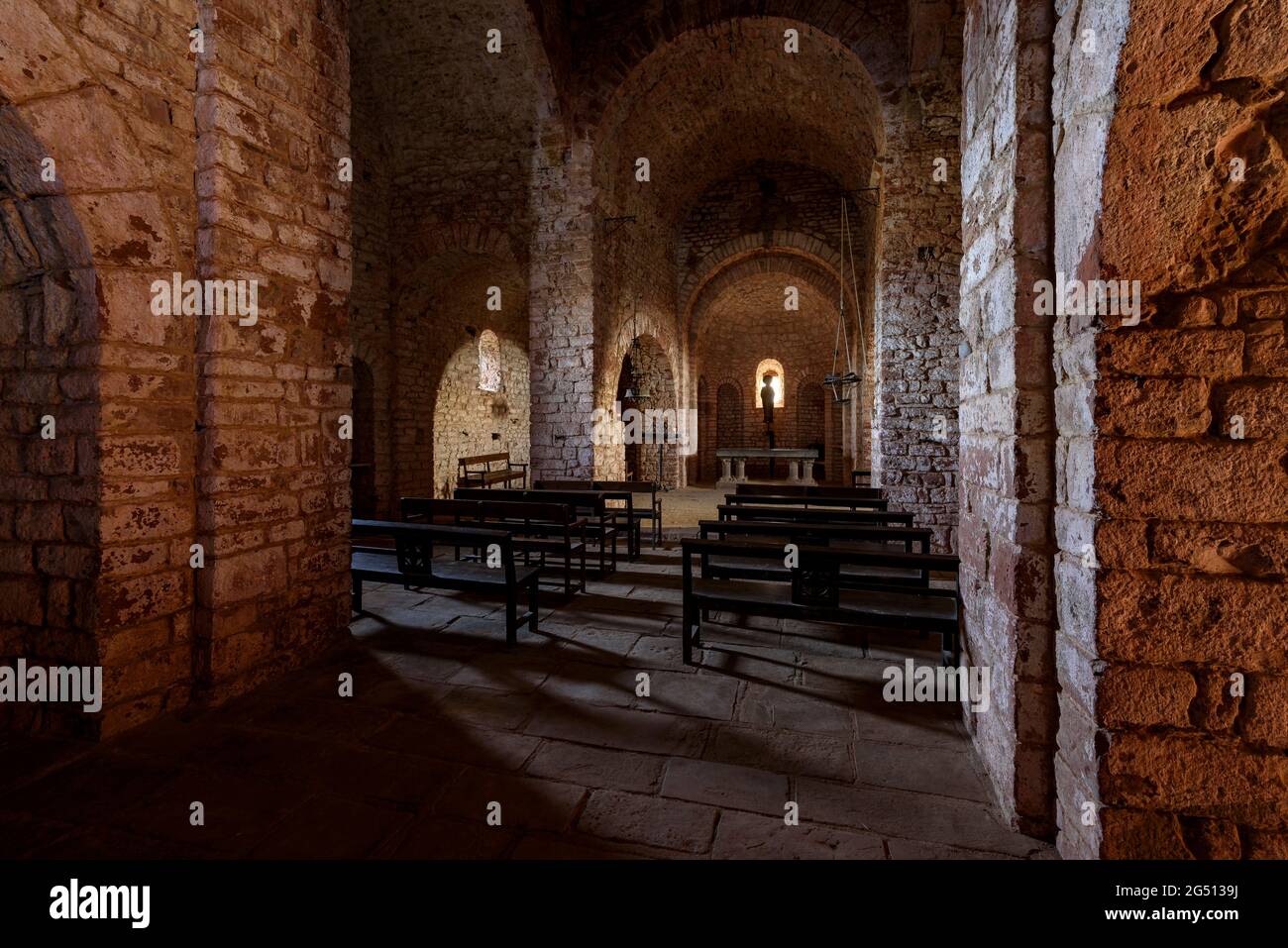 Interno della chiesa del monastero di Sant Llorenç del Munt, sulla cima della Mola (Barcellona, Catalogna, Spagna) Foto Stock