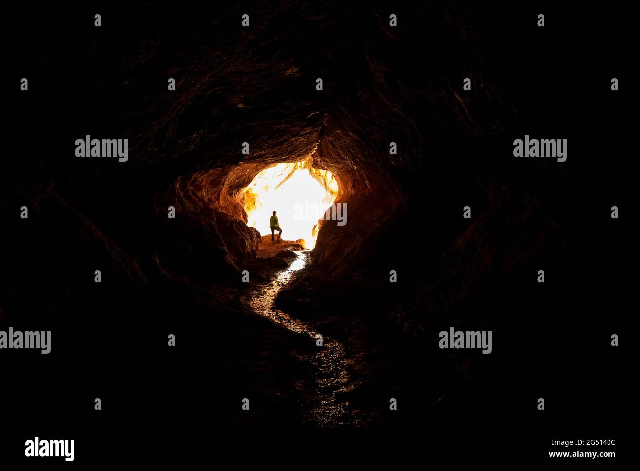 Interno della grotta Simanya, nel Parco Naturale Sant Llorenç del Munt i l'Obac (Vallès Occidental, Barcellona, Catalogna, Spagna) Foto Stock