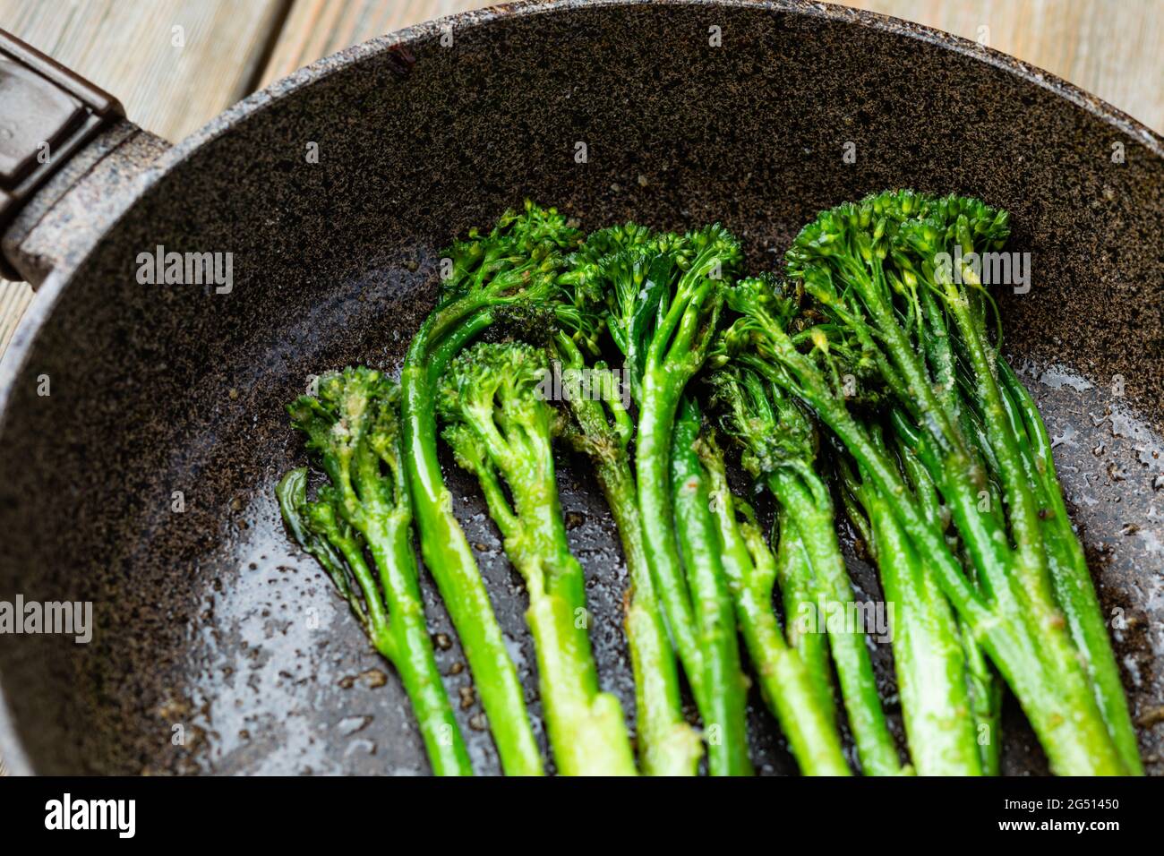 Broccolini freschi con noce in polvere da forno primo piano Foto Stock