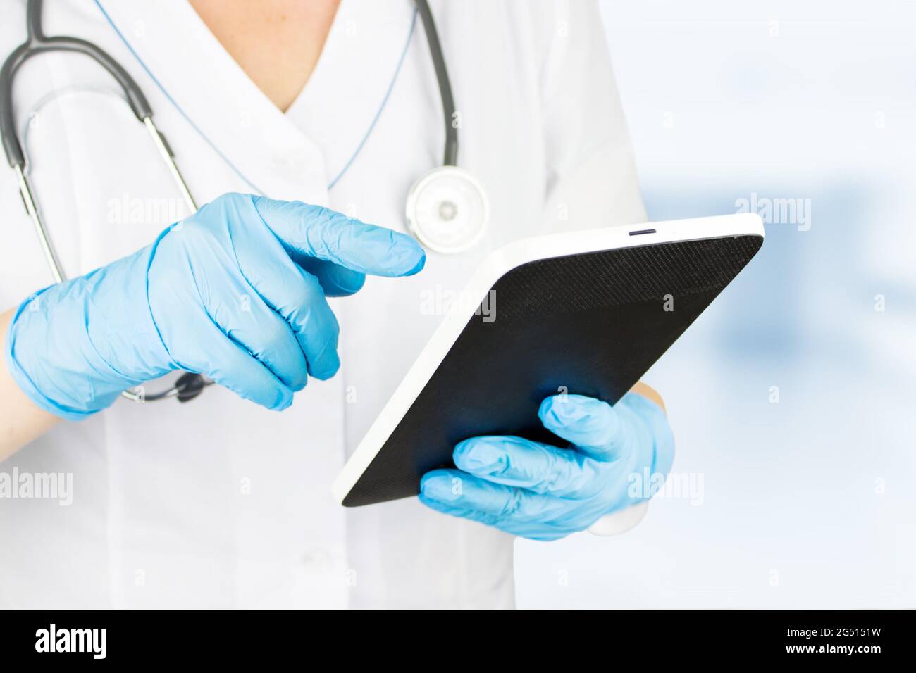 Il concetto di medicina e assicurazione sanitaria. Sanità e tecnologia. Medico che utilizza tablet digitale con rete medica su sfondo ospedale Healt Foto Stock